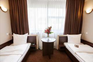 Отель Hotel Diament Spodek Катовице Улучшенный двухместный номер с 2 отдельными кроватями-2