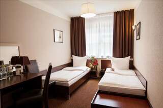 Отель Hotel Diament Spodek Катовице Стандартный двухместный номер с 2 отдельными кроватями-1